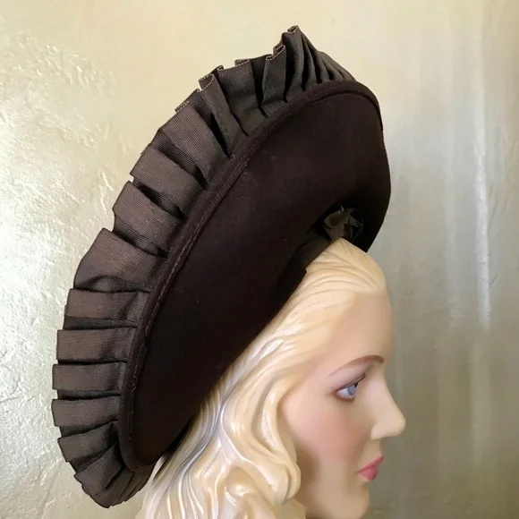 OUTSTANDING 1930s BROWN FELT HALO WIDE BRIM HAT WITH PLEATED GROSGRAIN EDGING